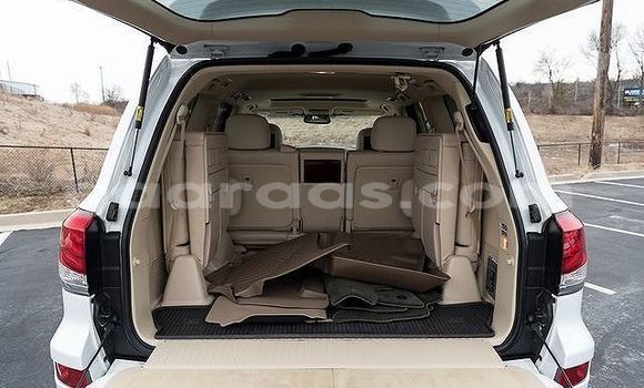 Dieundeu Occasion Lexus LX 570 White Auto in Gossas in Fatick Dieundeu Occasion Lexus LX 570 White Auto in Gossas in Fatick