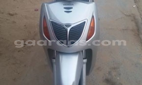 Acheter Occasion Moto Honda SH 125 Gris à Yeumbeul Nord au Dakar Acheter Occasion Moto Honda SH 125 Gris à Yeumbeul Nord au Dakar