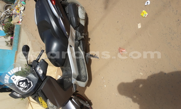 Acheter Neuf Moto Yamaha FZR Noir à Camberene au Dakar Acheter Neuf Moto Yamaha FZR Noir à Camberene au Dakar