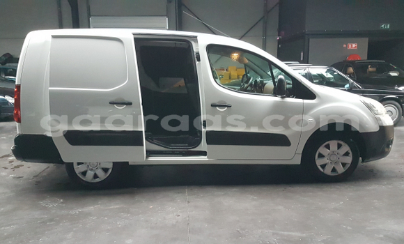 Dieundeu Occasion Citroen Berlingo White 4x4 in Dakar in Dakar Dieundeu Occasion Citroen Berlingo White 4x4 in Dakar in Dakar