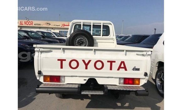 Acheter Import Voiture Toyota Land Cruiser Blanc à Import - Dubai, Dakar Acheter Import Voiture Toyota Land Cruiser Blanc à Import - Dubai, Dakar