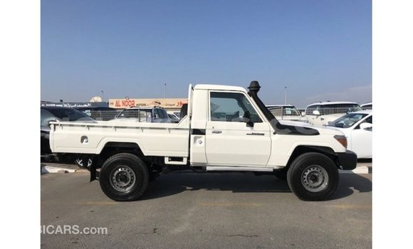 Acheter Import Voiture Toyota Land Cruiser Blanc à Import - Dubai, Dakar Acheter Import Voiture Toyota Land Cruiser Blanc à Import - Dubai, Dakar