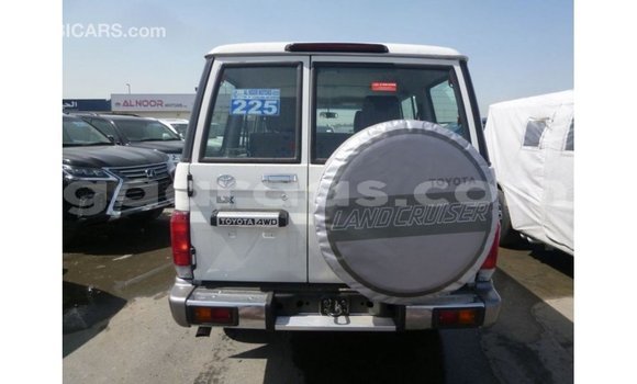 Acheter Import Voiture Toyota Land Cruiser Blanc à Import - Dubai, Dakar Acheter Import Voiture Toyota Land Cruiser Blanc à Import - Dubai, Dakar