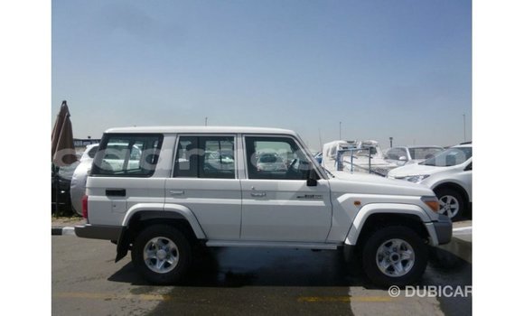 Acheter Import Voiture Toyota Land Cruiser Blanc à Import - Dubai, Dakar Acheter Import Voiture Toyota Land Cruiser Blanc à Import - Dubai, Dakar