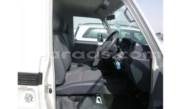 Acheter Import Voiture Toyota Land Cruiser Blanc à Import - Dubai, Dakar Acheter Import Voiture Toyota Land Cruiser Blanc à Import - Dubai, Dakar