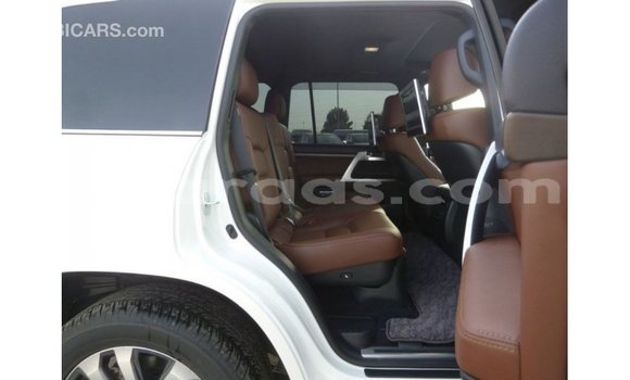 Buy Import Toyota Land Cruiser White Car in Import - Dubai in Dakar Buy Import Toyota Land Cruiser White Car in Import - Dubai in Dakar
