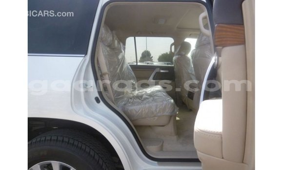 Acheter Import Voiture Toyota Land Cruiser Blanc à Import - Dubai, Dakar Acheter Import Voiture Toyota Land Cruiser Blanc à Import - Dubai, Dakar