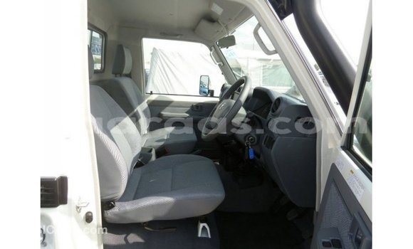 Buy Import Toyota Land Cruiser White Car in Import - Dubai in Dakar Buy Import Toyota Land Cruiser White Car in Import - Dubai in Dakar