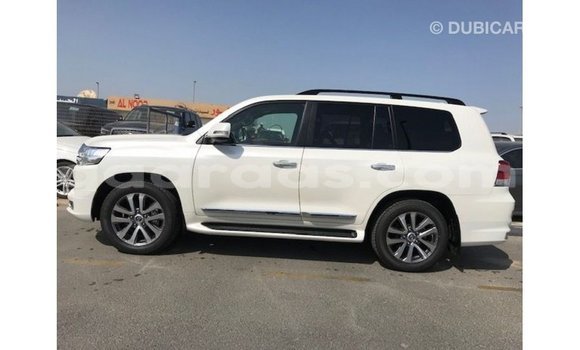 Acheter Import Voiture Toyota Land Cruiser Blanc à Import - Dubai, Dakar Acheter Import Voiture Toyota Land Cruiser Blanc à Import - Dubai, Dakar