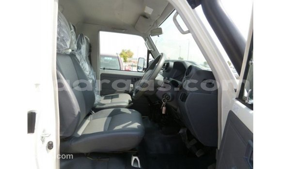 Buy Import Toyota Land Cruiser White Car in Import - Dubai in Dakar Buy Import Toyota Land Cruiser White Car in Import - Dubai in Dakar