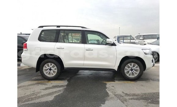 Buy Import Toyota Land Cruiser White Car in Import - Dubai in Dakar Buy Import Toyota Land Cruiser White Car in Import - Dubai in Dakar