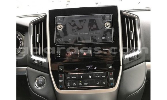 Buy Import Toyota Land Cruiser White Car in Import - Dubai in Dakar Buy Import Toyota Land Cruiser White Car in Import - Dubai in Dakar