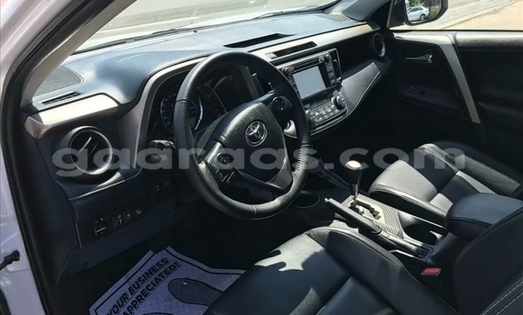 Dieundeu Occasion Toyota RAV4 White Auto in Dakar in Dakar Dieundeu Occasion Toyota RAV4 White Auto in Dakar in Dakar