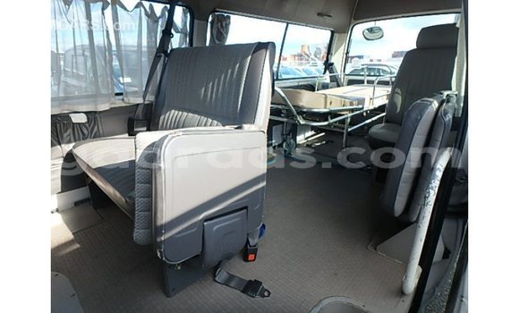 Acheter Import Voiture Nissan Caravan Blanc à Import - Dubai, Dakar Acheter Import Voiture Nissan Caravan Blanc à Import - Dubai, Dakar