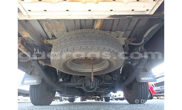 Acheter Import Voiture Nissan Caravan Blanc à Import - Dubai, Dakar Acheter Import Voiture Nissan Caravan Blanc à Import - Dubai, Dakar