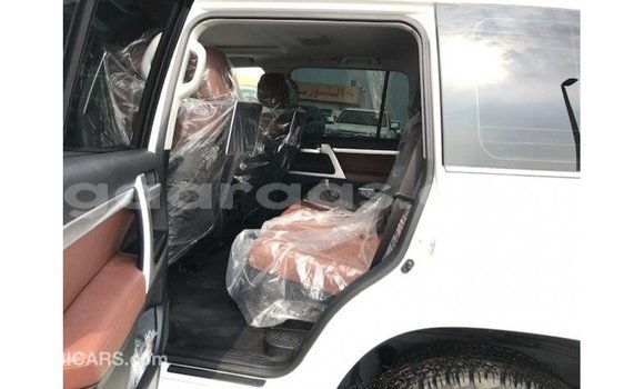 Buy Import Toyota Land Cruiser White Car in Import - Dubai in Dakar Buy Import Toyota Land Cruiser White Car in Import - Dubai in Dakar