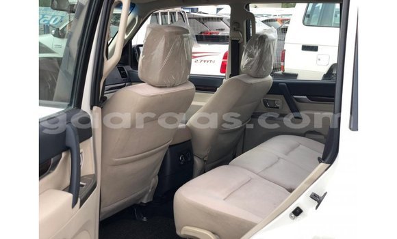Buy Import Mitsubishi Pajero White Car in Import - Dubai in Dakar Buy Import Mitsubishi Pajero White Car in Import - Dubai in Dakar