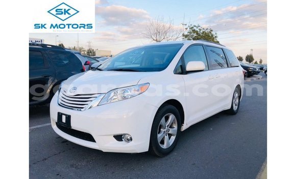 Acheter Import Voiture Toyota Sienna Blanc à Import - Dubai, Dakar