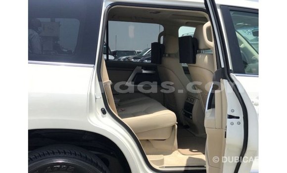 Acheter Import Voiture Toyota Land Cruiser Blanc à Import - Dubai, Dakar Acheter Import Voiture Toyota Land Cruiser Blanc à Import - Dubai, Dakar