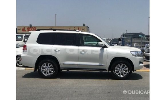 Acheter Import Voiture Toyota Land Cruiser Blanc à Import - Dubai, Dakar Acheter Import Voiture Toyota Land Cruiser Blanc à Import - Dubai, Dakar