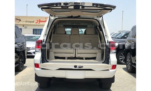 Acheter Import Voiture Toyota Land Cruiser Blanc à Import - Dubai, Dakar Acheter Import Voiture Toyota Land Cruiser Blanc à Import - Dubai, Dakar