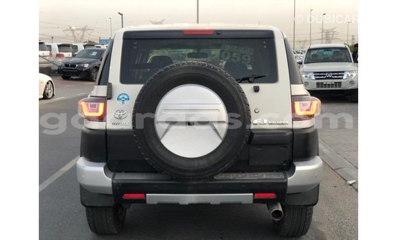 Buy Import Toyota FJ Cruiser White Car in Import - Dubai in Dakar Buy Import Toyota FJ Cruiser White Car in Import - Dubai in Dakar