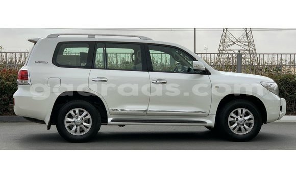 Acheter Import Voiture Toyota Land Cruiser Blanc à Import - Dubai, Dakar Acheter Import Voiture Toyota Land Cruiser Blanc à Import - Dubai, Dakar