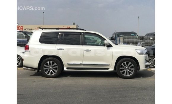 Acheter Import Voiture Toyota Land Cruiser Blanc à Import - Dubai, Dakar Acheter Import Voiture Toyota Land Cruiser Blanc à Import - Dubai, Dakar