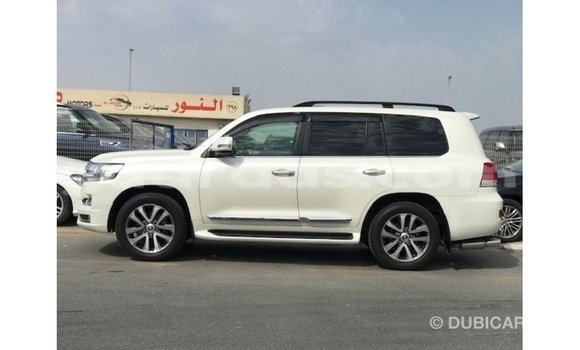 Acheter Import Voiture Toyota Land Cruiser Blanc à Import - Dubai, Dakar Acheter Import Voiture Toyota Land Cruiser Blanc à Import - Dubai, Dakar