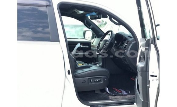 Acheter Import Voiture Toyota Land Cruiser Blanc à Import - Dubai, Dakar Acheter Import Voiture Toyota Land Cruiser Blanc à Import - Dubai, Dakar