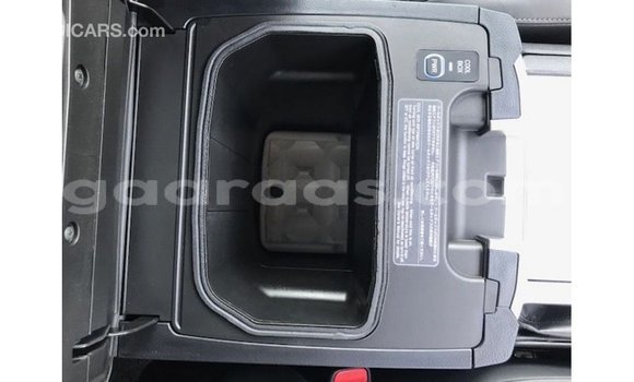 Acheter Import Voiture Toyota Land Cruiser Blanc à Import - Dubai, Dakar Acheter Import Voiture Toyota Land Cruiser Blanc à Import - Dubai, Dakar