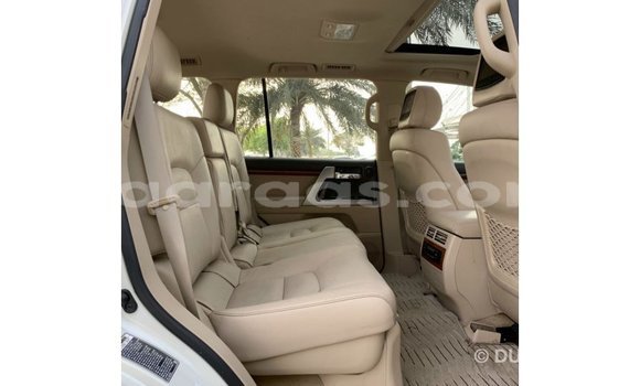 Acheter Import Voiture Toyota Land Cruiser Blanc à Import - Dubai, Dakar Acheter Import Voiture Toyota Land Cruiser Blanc à Import - Dubai, Dakar