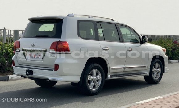 Acheter Import Voiture Toyota Land Cruiser Blanc à Import - Dubai, Dakar Acheter Import Voiture Toyota Land Cruiser Blanc à Import - Dubai, Dakar