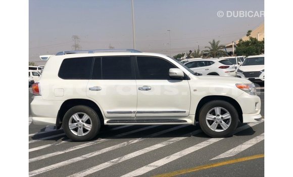 Acheter Import Voiture Toyota Land Cruiser Blanc à Import - Dubai, Dakar Acheter Import Voiture Toyota Land Cruiser Blanc à Import - Dubai, Dakar