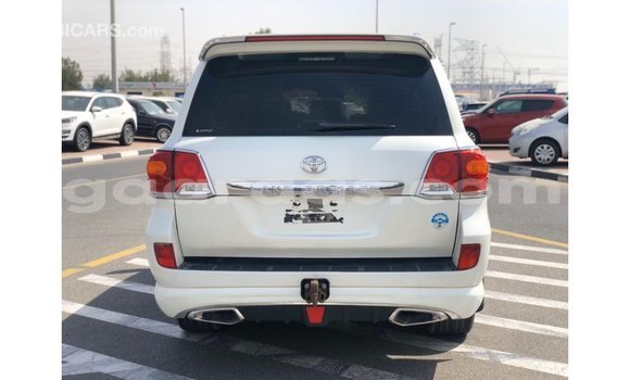 Acheter Import Voiture Toyota Land Cruiser Blanc à Import - Dubai, Dakar Acheter Import Voiture Toyota Land Cruiser Blanc à Import - Dubai, Dakar