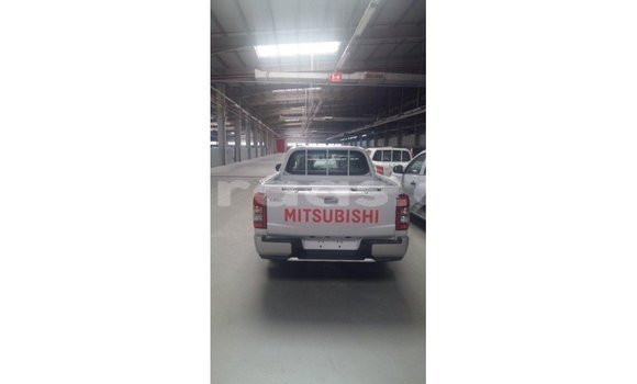Dieundeu Imported Mitsubishi L200 White Auto in Import - Dubai in Dakar Dieundeu Imported Mitsubishi L200 White Auto in Import - Dubai in Dakar