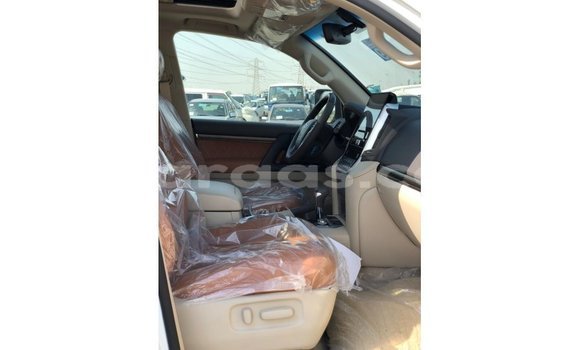 Buy Import Toyota Land Cruiser White Car in Import - Dubai in Dakar Buy Import Toyota Land Cruiser White Car in Import - Dubai in Dakar